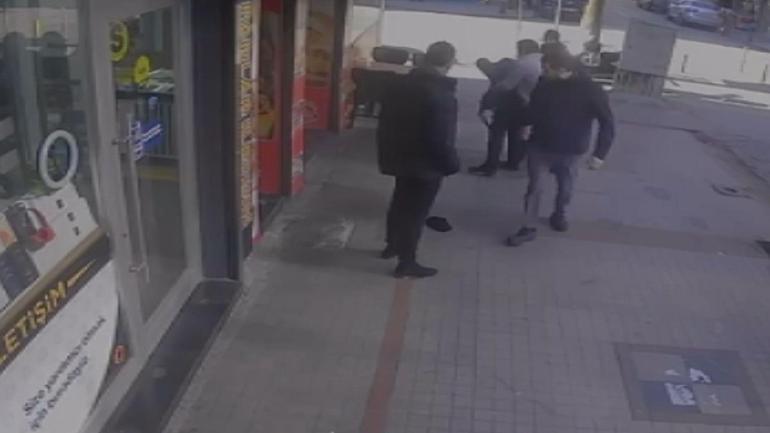 Oyuncak tabancalı soyguncuya esnaftan meydan dayağı