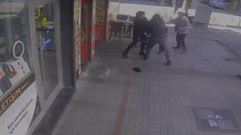 Oyuncak tabancalı soyguncuya esnaftan meydan dayağı