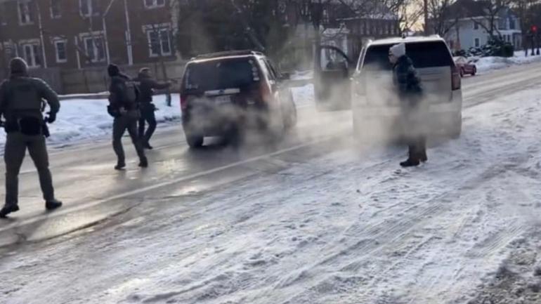 ABDyi karıştıran saldırı Göçmen polisi kadını arabasında vurdu