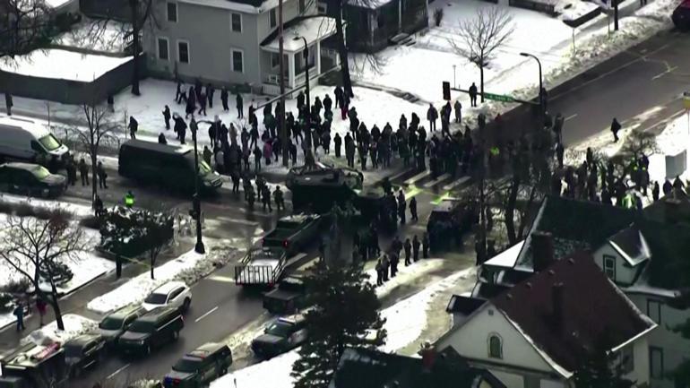 ABDyi karıştıran saldırı Göçmen polisi kadını arabasında vurdu