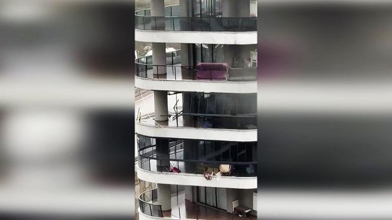 Cam balkonlar paramparça oldu