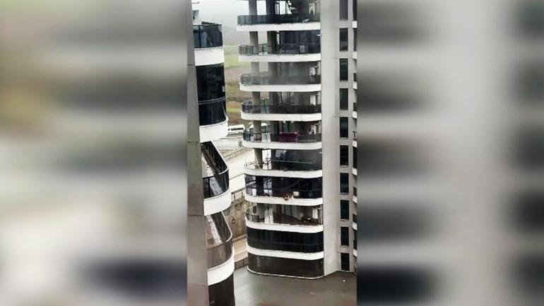  Cam balkonlar paramparça oldu