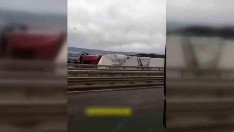 Tırlar devrildi, uçak pisti pas geçti