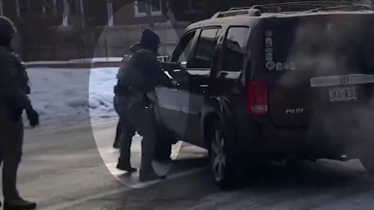 ABD’yi sarsan yeni görüntüler: ICE polisinin bir elinde telefon, diğerinde silah