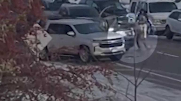 ABD’yi sarsan yeni görüntüler: ICE polisinin bir elinde telefon, diğerinde silah