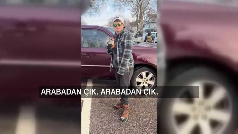 ABD’yi sarsan yeni görüntüler: ICE polisinin bir elinde telefon, diğerinde silah