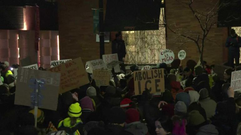 ABD’yi sarsan yeni görüntüler: ICE polisinin bir elinde telefon, diğerinde silah
