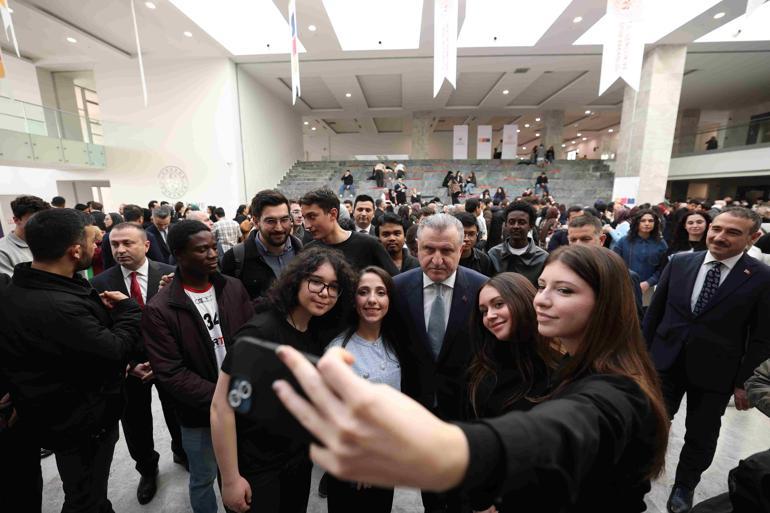 “Genç Sanat Mekan” genç sanatçıların hizmetinde Bakan Bak, tanıtım programında konuştu