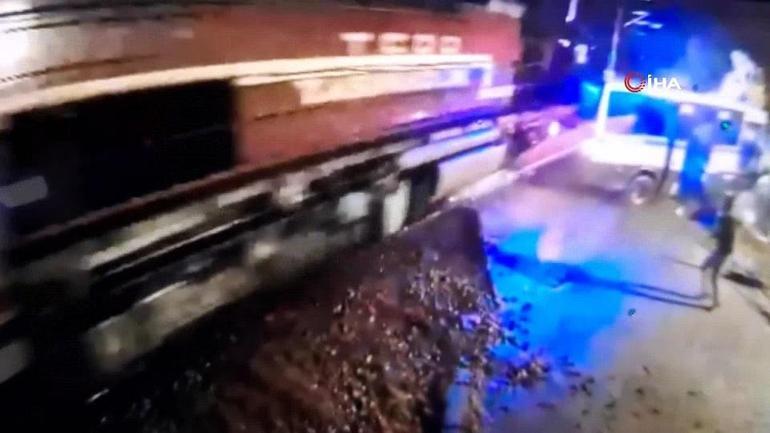 Ölümden saniyelerle kurtuldu Hemzemin geçitte mahsur kalan dolmuşa tren çarptı