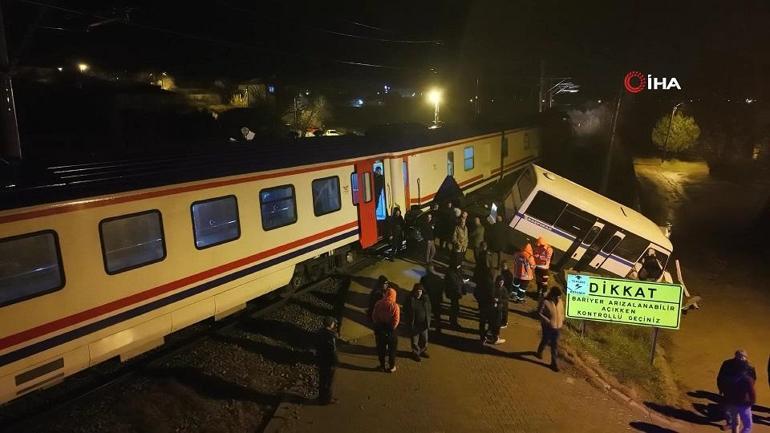 Ölümden saniyelerle kurtuldu Hemzemin geçitte mahsur kalan dolmuşa tren çarptı