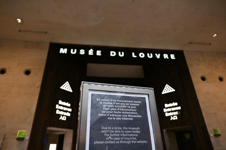 Louvre Müzesi bir kez daha grev nedeniyle kapılarını kapattı