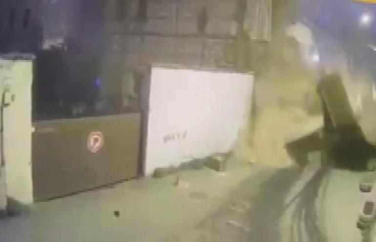 Beyoğlunda metruk binanın duvarı yola çöktü