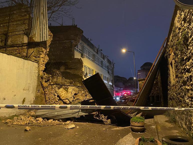 Beyoğlunda metruk binanın duvarı yola çöktü