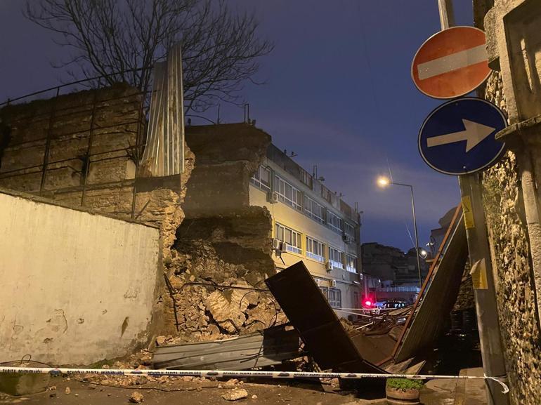 Beyoğlunda metruk binanın duvarı yola çöktü