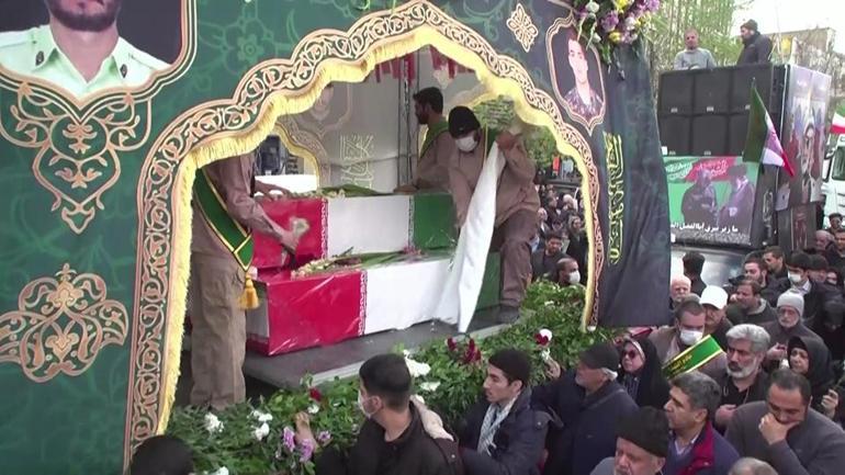 İranda toplu cenaze töreni