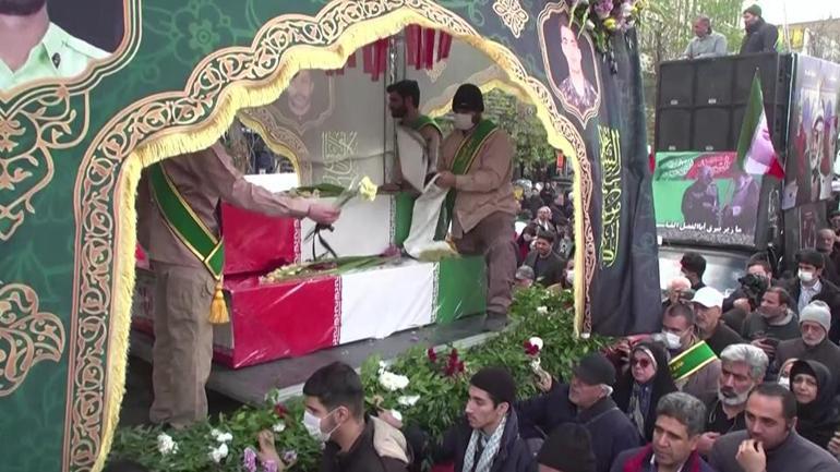 İranda toplu cenaze töreni