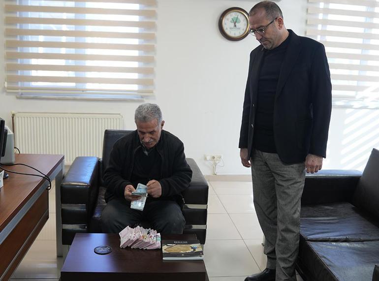 Bankada poşetten çöp çıkınca hayatının şokunu yaşadı