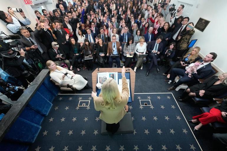 Basın odasında tartışma çıktı... Beyaz Saray Sözcüsü Leavittten İngiliz gazeteciye şok sözler: SEN SOLCUSUN, MUHABİR DEĞİL..