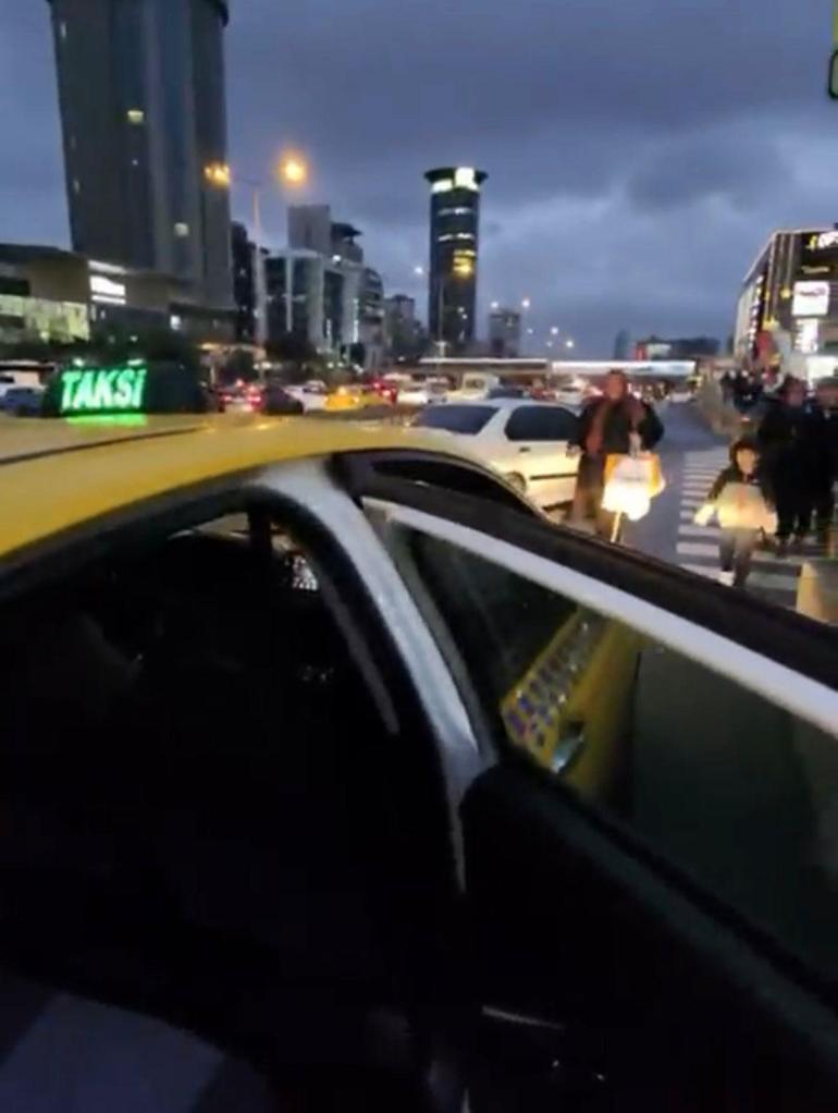  Engellilerin de bulunduğu aileyi araçtan indirdi