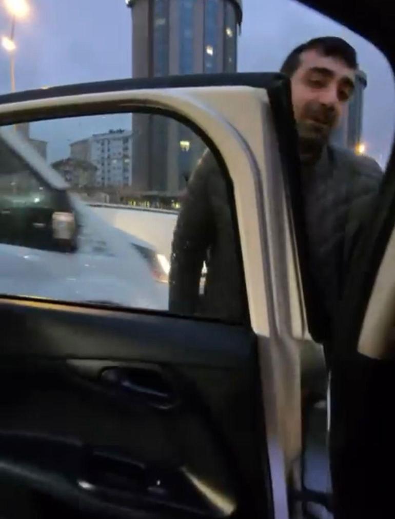  Engellilerin de bulunduğu aileyi araçtan indirdi