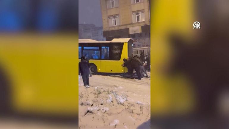 İETT kara takıldı Otobüsü vatandaşlar böyle kurtardı