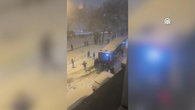 İETT kara takıldı Otobüsü vatandaşlar böyle kurtardı