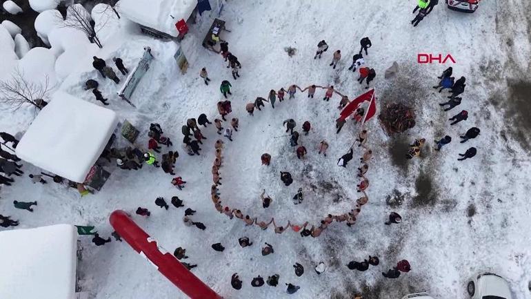 Buz tutmuş gölde yüzdüler