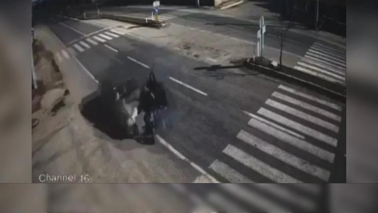 Arabanın çarptığı motosiklette 1 çocuk da yaralandı