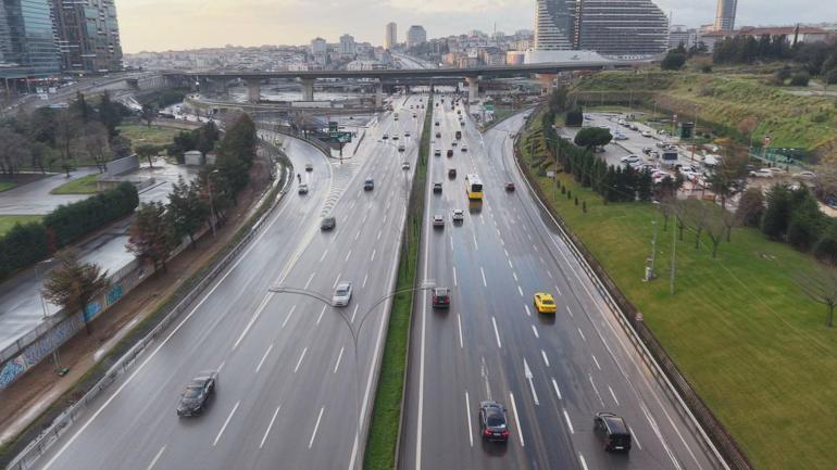 İstanbul beyaza büründü, trafik kilitlendi: Yollar buz pistine döndü Motokuryelere trafik yasağı