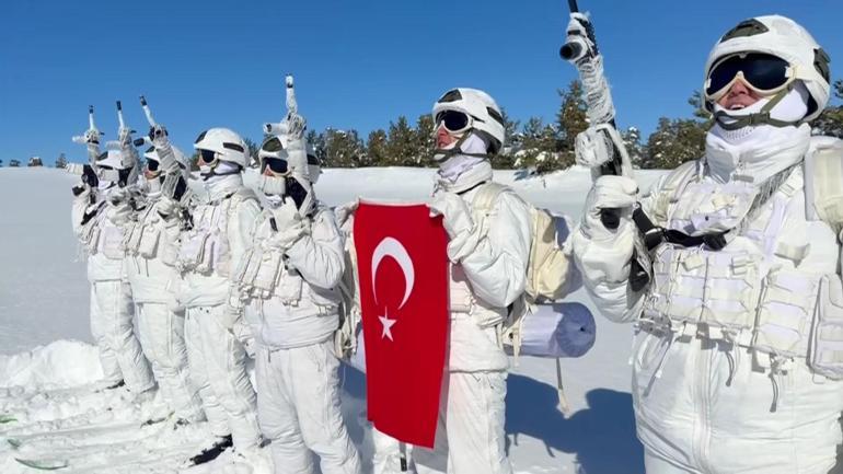 Şanlı Bayrak, Şanlı Vatan İçin… CNN TÜRK ekibi TSK’nın karda muharebe eğitimini görüntüledi