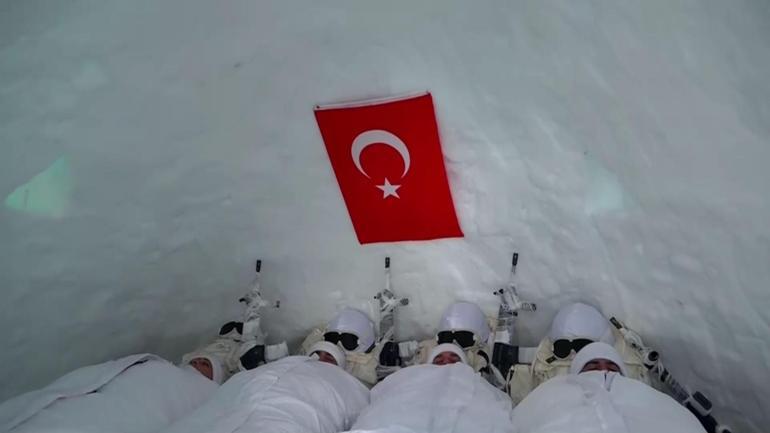 Şanlı Bayrak, Şanlı Vatan İçin… CNN TÜRK ekibi TSK’nın karda muharebe eğitimini görüntüledi