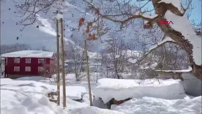 Kar 2 metreyi geçti, çözüm tünel oldu