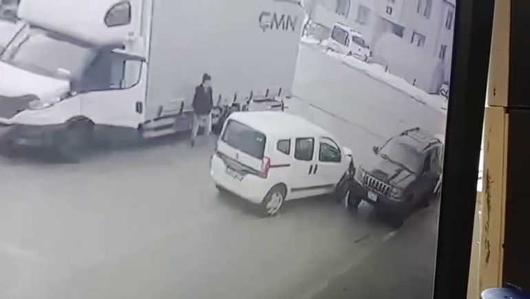 Düzcede araç muayene istasyonunda 3 aracın hasar gördüğü kaza kamerada