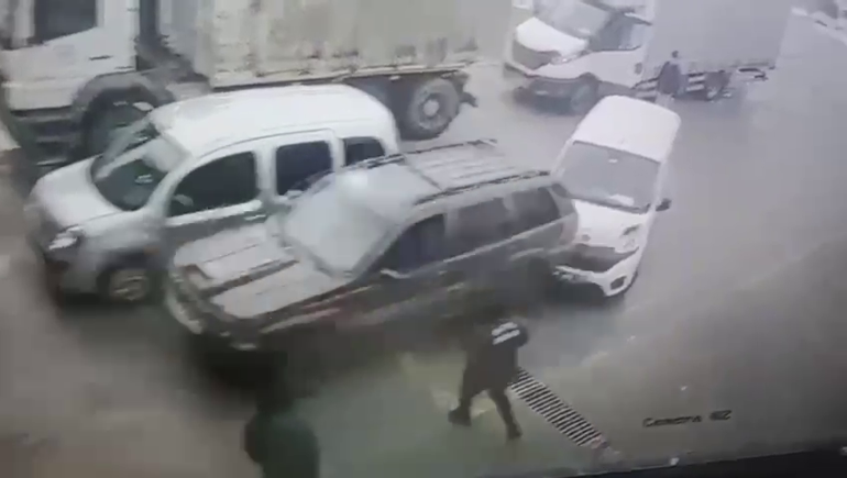 Düzcede araç muayene istasyonunda 3 aracın hasar gördüğü kaza kamerada