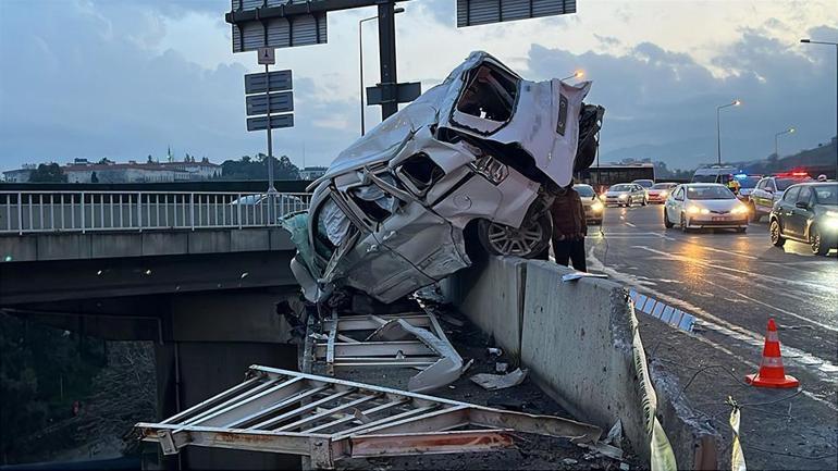  Kamyonun çarptığı otomobil köprüde asılı kaldı, iş makinesi köprüden düştü