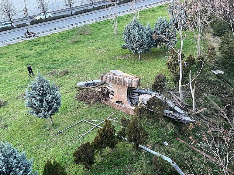  Kamyonun çarptığı otomobil köprüde asılı kaldı, iş makinesi köprüden düştü