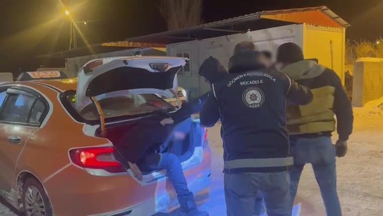 Taksinin bagajından kaçak göçmen çıktı