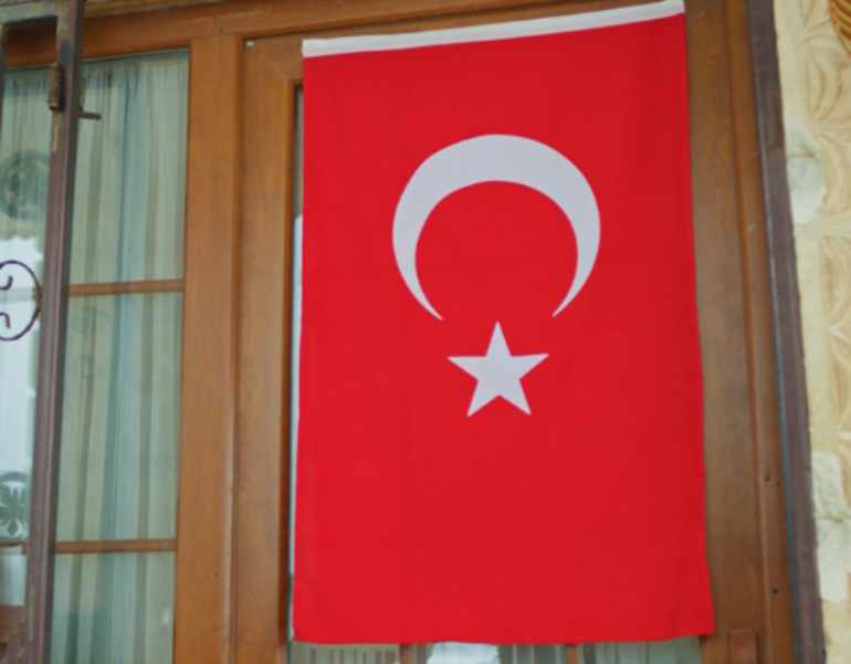 Uzak Şehirden ince Bayrak mesajı