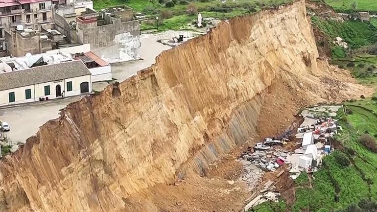 İtalyada Harry Kasırgası felaketi… 4 kilometre uzunluğundaki hatta toprak kayması