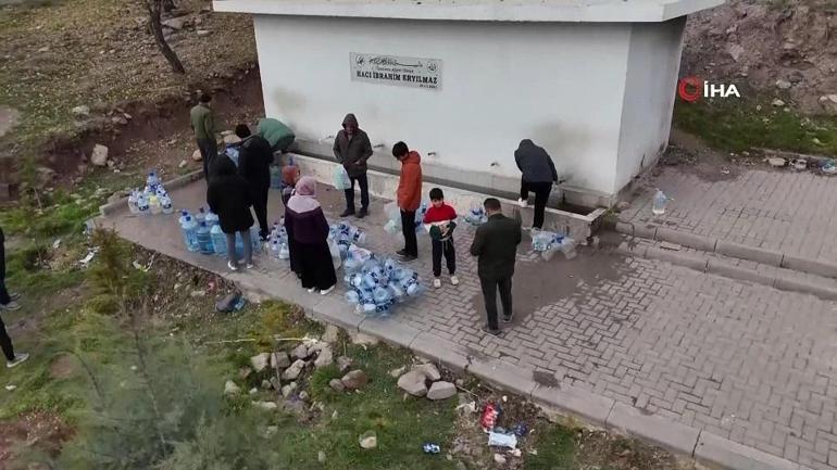 Yavaş suyu kesilen var mı diye sordu, salonun yarısı elini kaldırdı