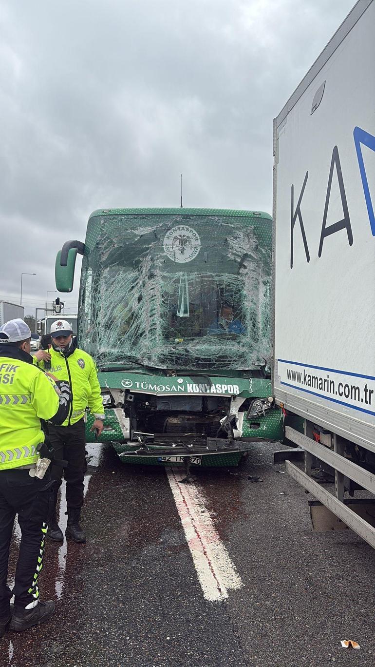 Konyaspor U-19 takımını taşıyan otobüs, İstanbulda kaza yaptı