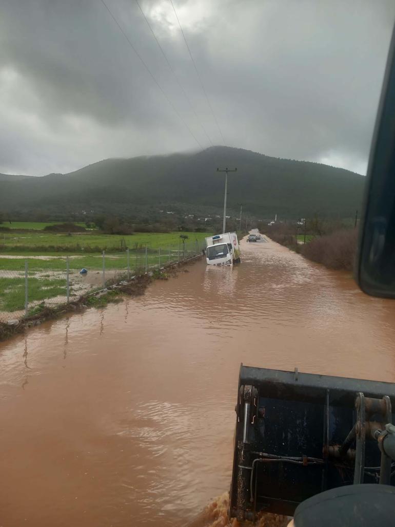 Yolda kalan sürücüyü böyle kurtardılar