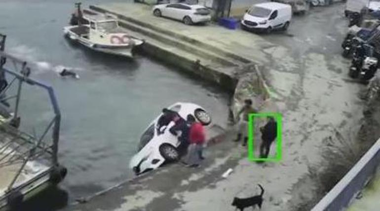 Sarıyer’de film gibi kurtarma Otomobil denize uçtu