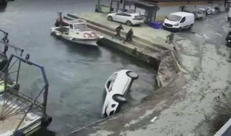 Sarıyer’de film gibi kurtarma Otomobil denize uçtu