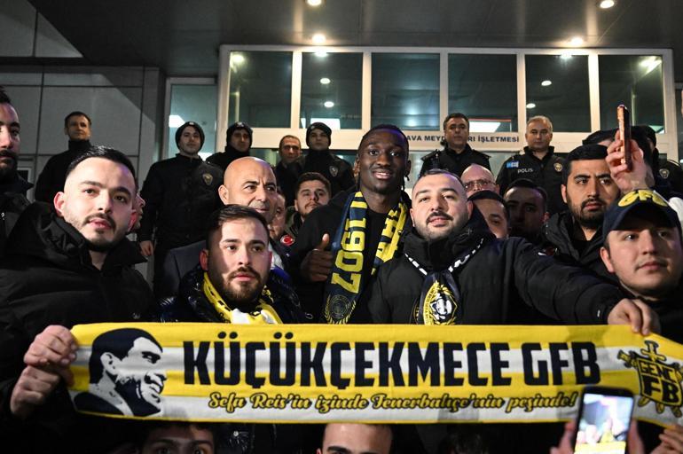 Fenerbahçenin yeni golcüsü Sidiki Cherif, ailesiyle birlikte İstanbula geldi