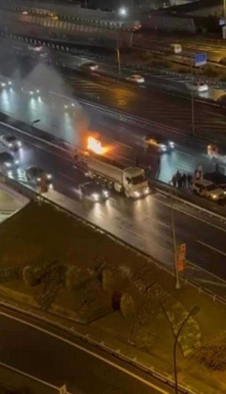 Haliç Köprüsünde seyir halindeki otomobil alev aldı