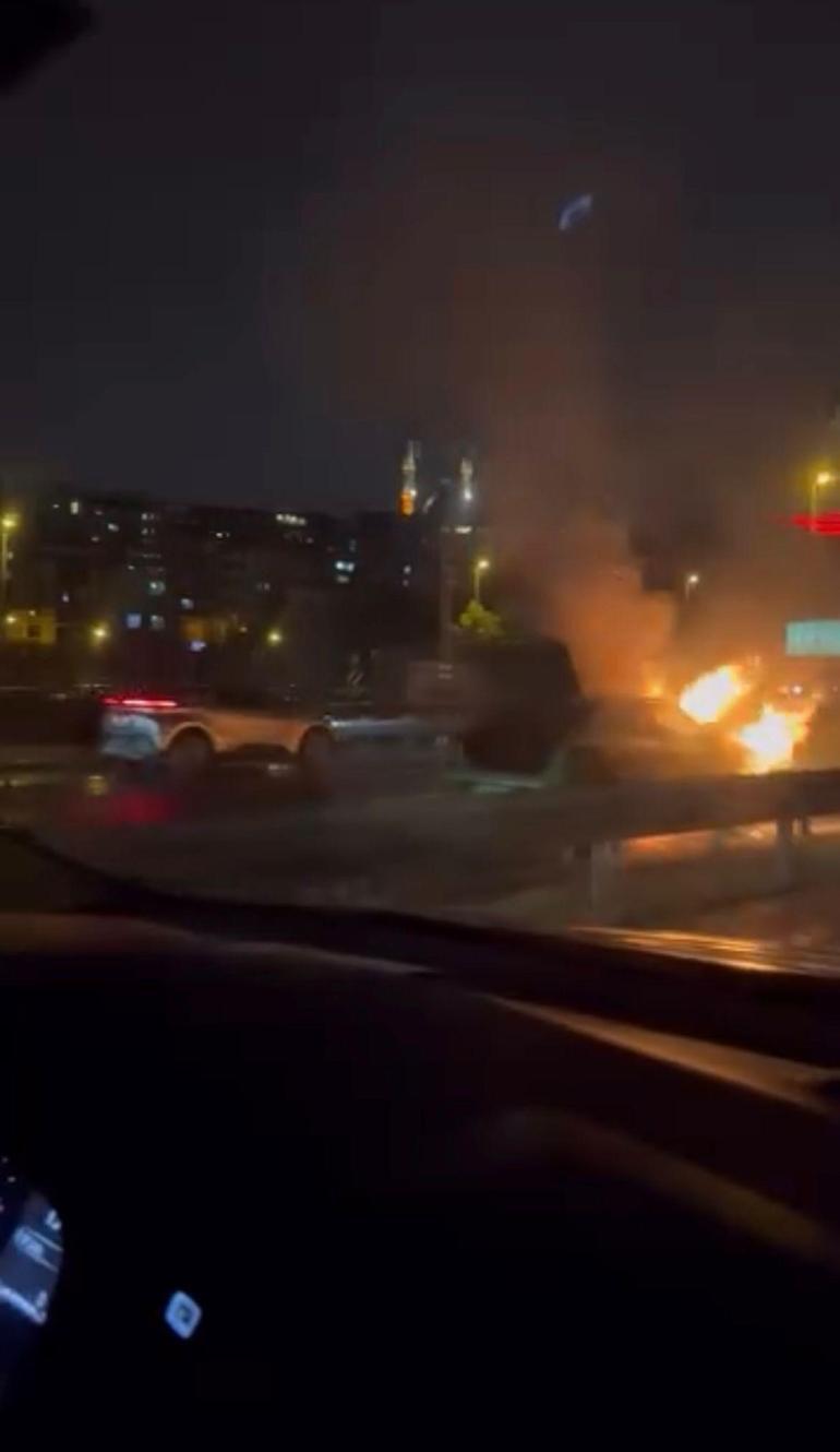 Haliç Köprüsünde seyir halindeki otomobil alev aldı