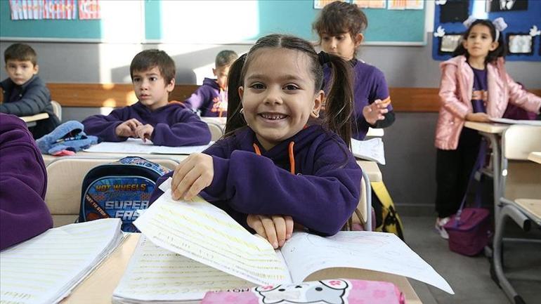 18 milyon öğrenci için dersbaşı: Okullarda Bayrak Sevgisi teması