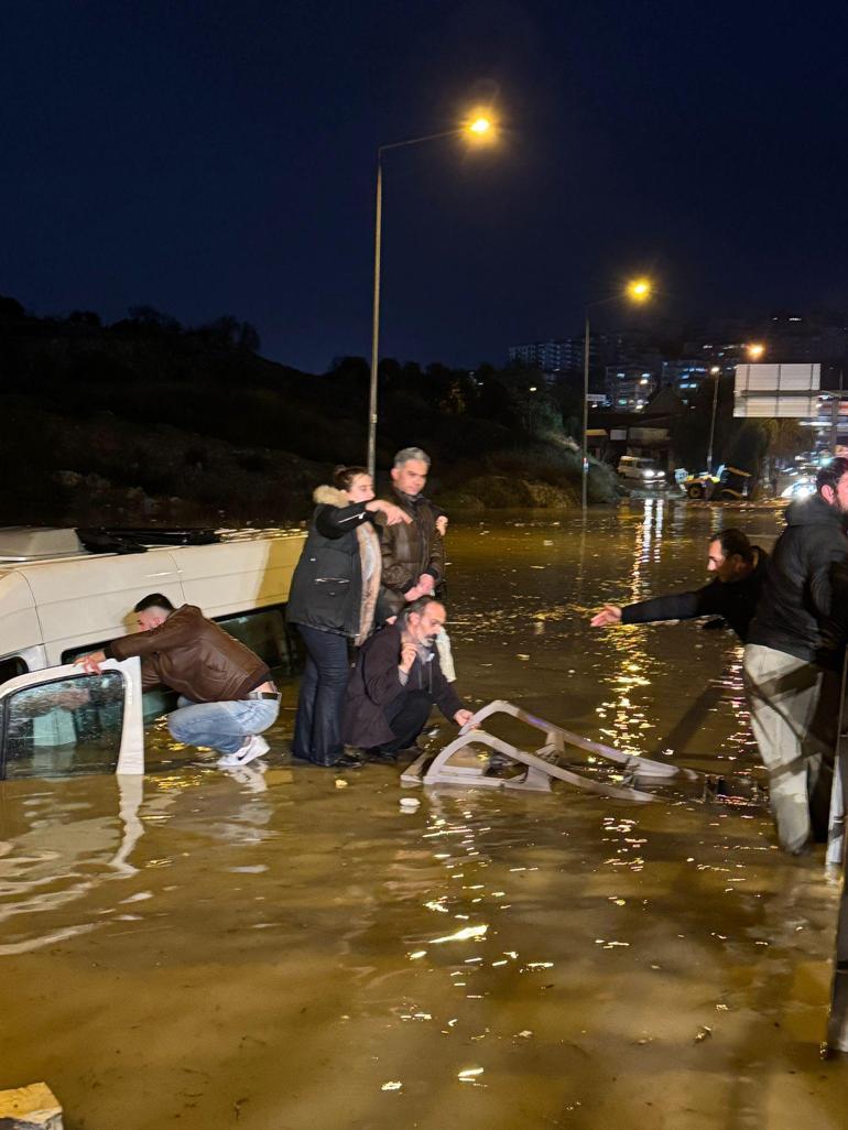  Aydında içi yolcu dolu minibüs suya gömüldü