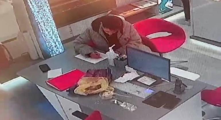 Başvuru için geldi, telefonu çalıp kaçtı